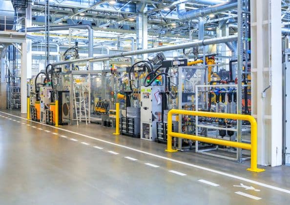 Odbojnice stalowe liniowe i słupowe zabezpieczające maszyny w hali produkcyjnej – separacja ciągu komunikacyjnego od strefy roboczej